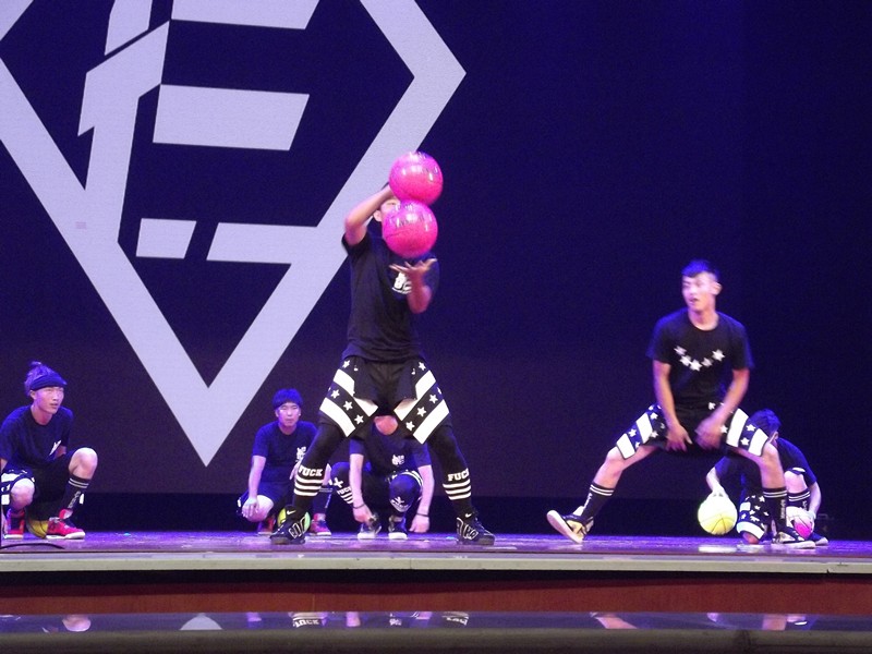 伟德国际1946隆重举办2014届毕业典礼和毕业生晚会