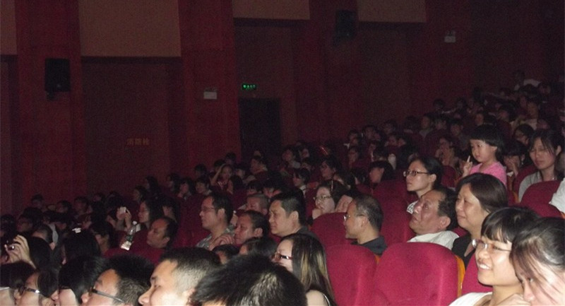 伟德国际1946隆重举办2014届毕业典礼和毕业生晚会