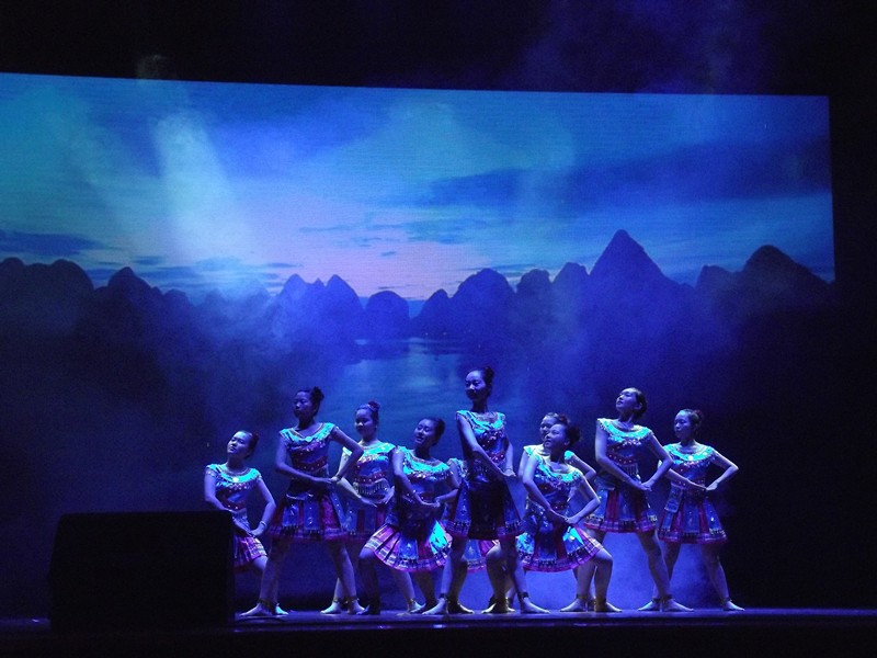 伟德国际1946隆重举办2014届毕业典礼和毕业生晚会