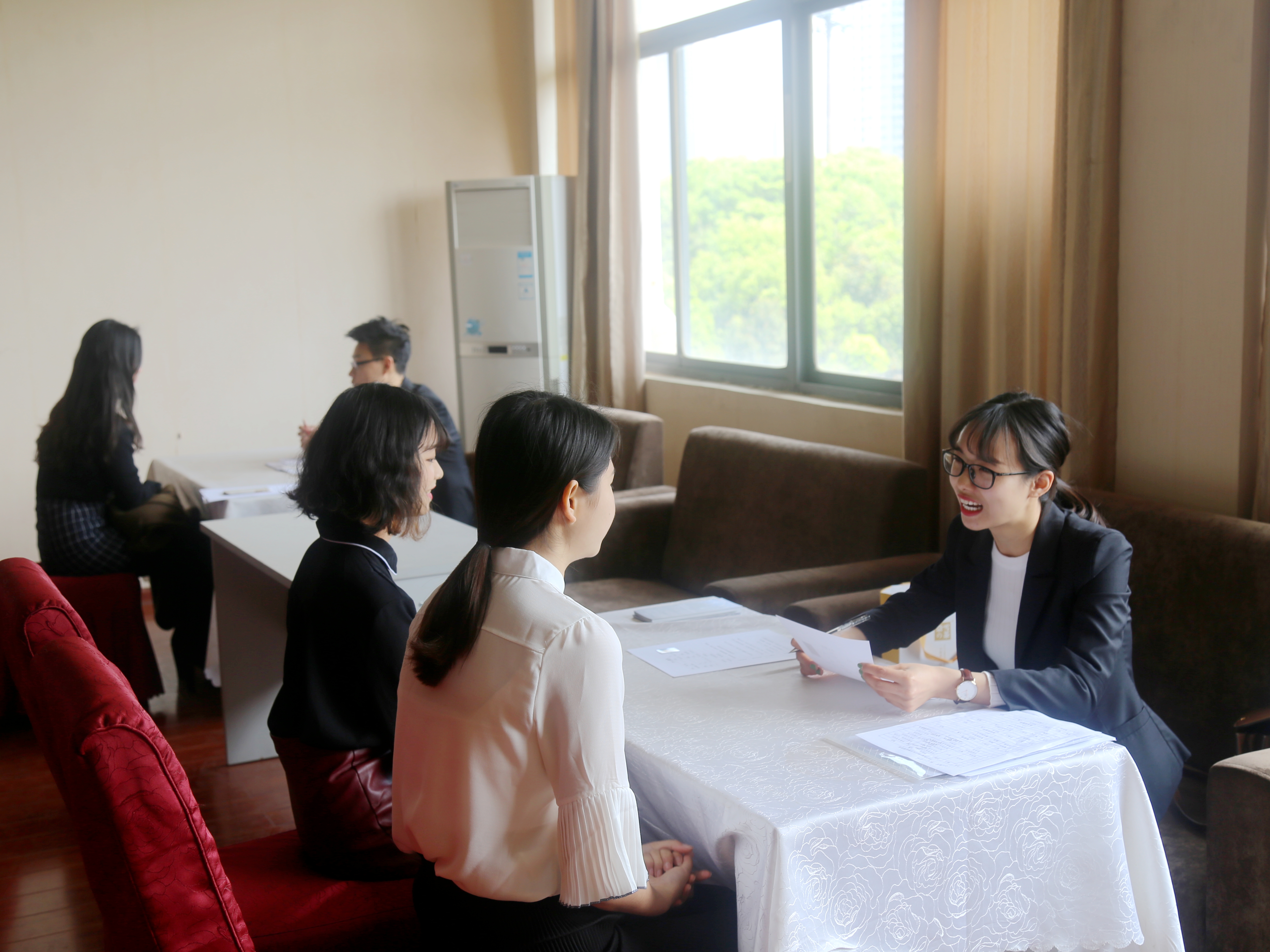 公司举行2014级员工实习“双选会”