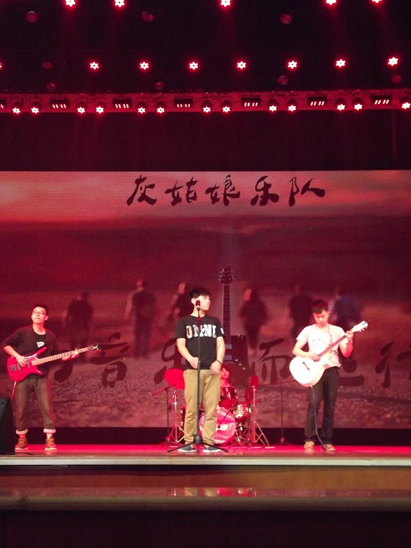 伟德国际1946隆重举办2014届毕业典礼和毕业生晚会