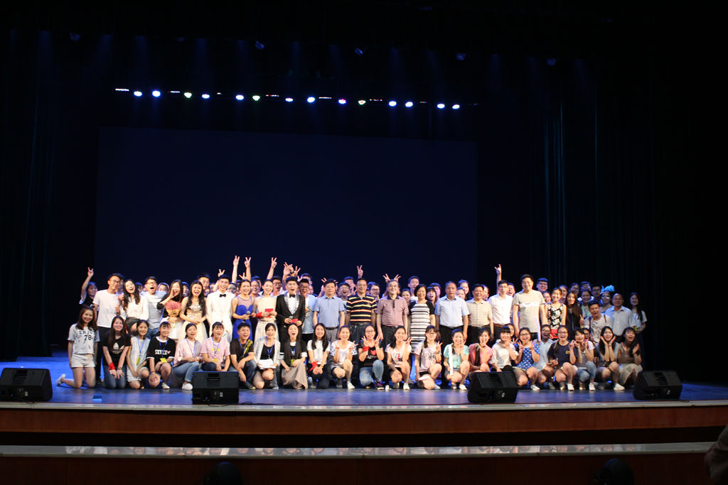 伟德国际1946隆重举办2016届毕业生晚会